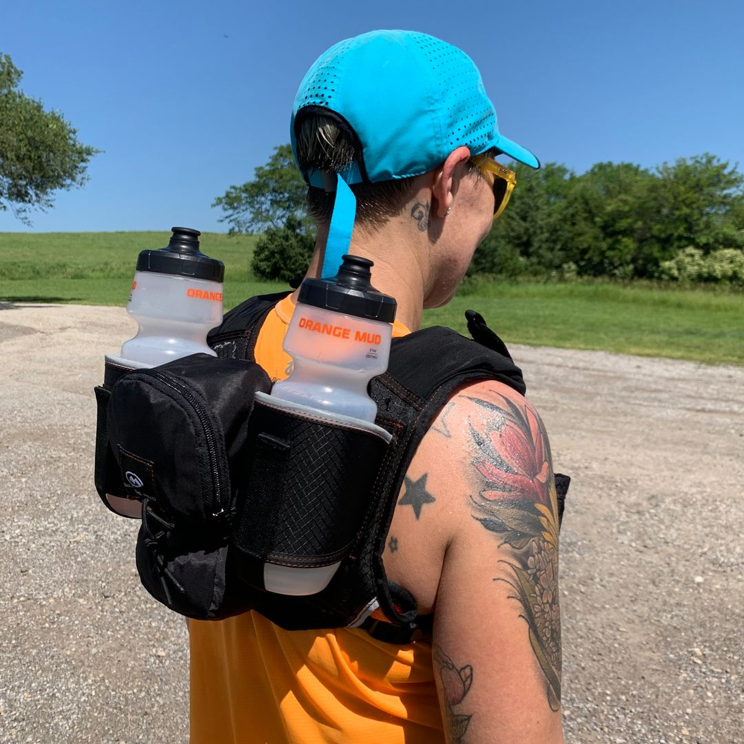 “Absolutely love the Orange Mud pack. It fits snug (adjustable as needed), has several pockets for phone, keys, snacks, etc. So glad I found this!” Shop the HydraQuiver Vest Pack 1: bit.ly/2PVcSr9 #orangemud #runningforcarbs #runningtimes #runaddiction