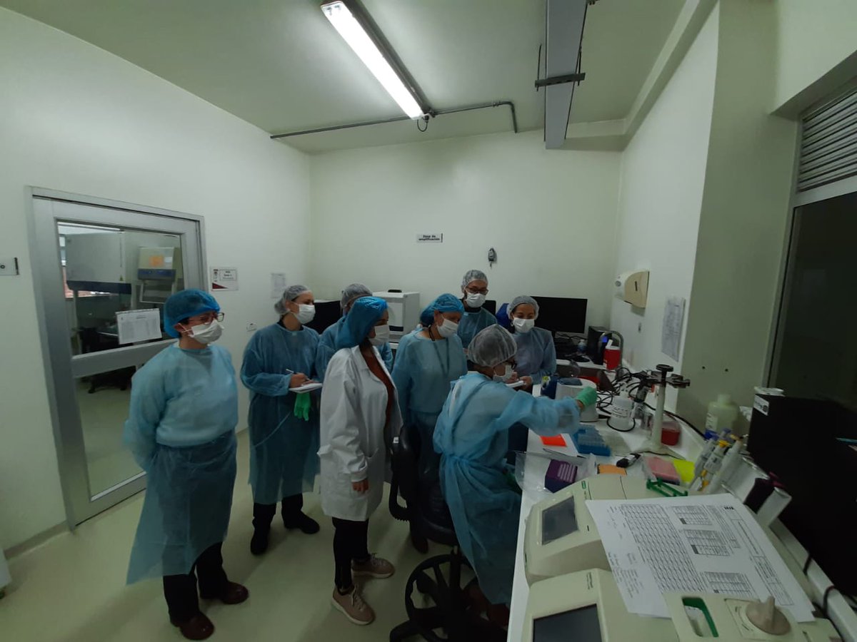 INSColombia's tweet photo. #AEstaHora estamos en el Laboratorio de Parasitología en la práctica con las universidades y laboratorios que se están capacitando en la técnica diagnóstica para detectar  SARS-CoV-2 #TodosContraCOVID #OrgullosamenteINS 
🧪🙌👏 https://t.co/XzYJmMc7XA