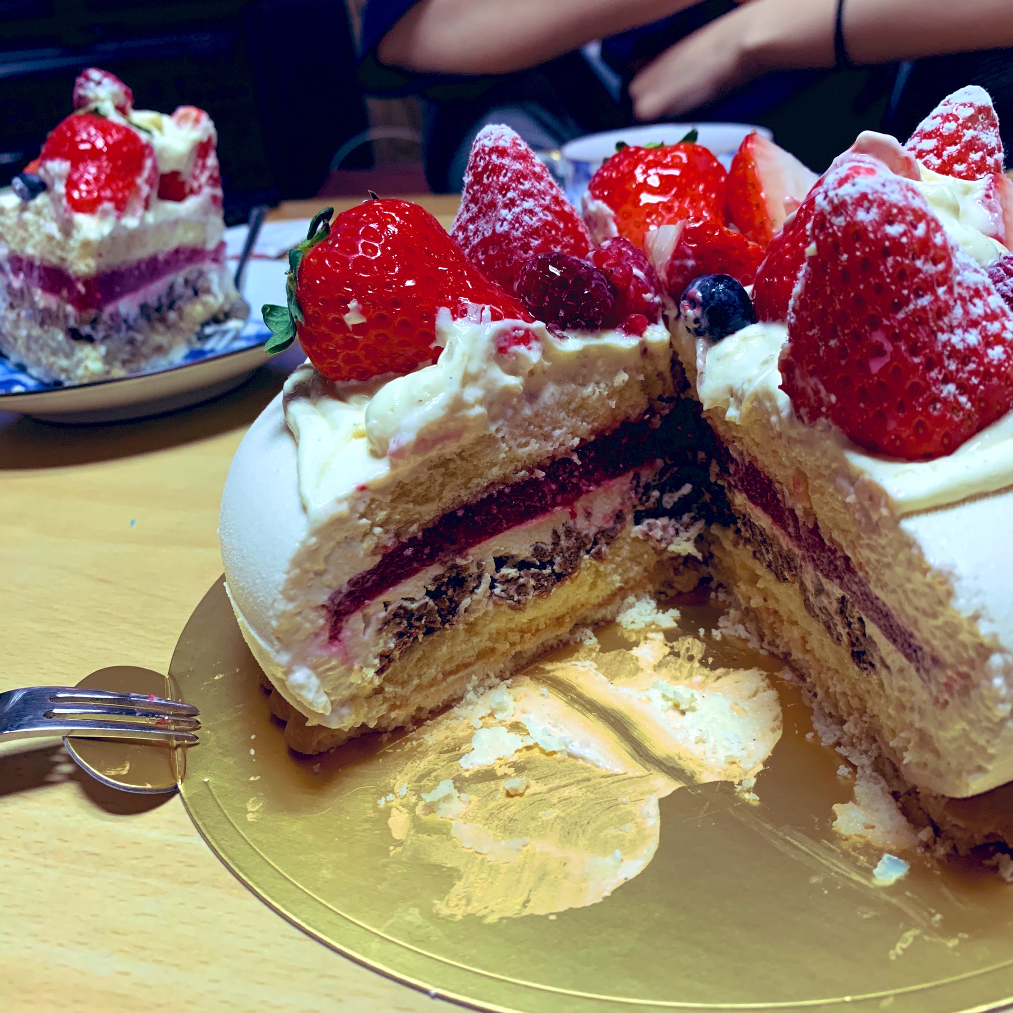 Island Roots 広島 チーム広島 誕生日ケーキですが ストーン の形に作ってくださいました ジャスミン茶のクリームに ベリーとキャラメルナッツのクランチクッキーの層になっていて 最高に美味しいケーキでした セレステさんありがとう