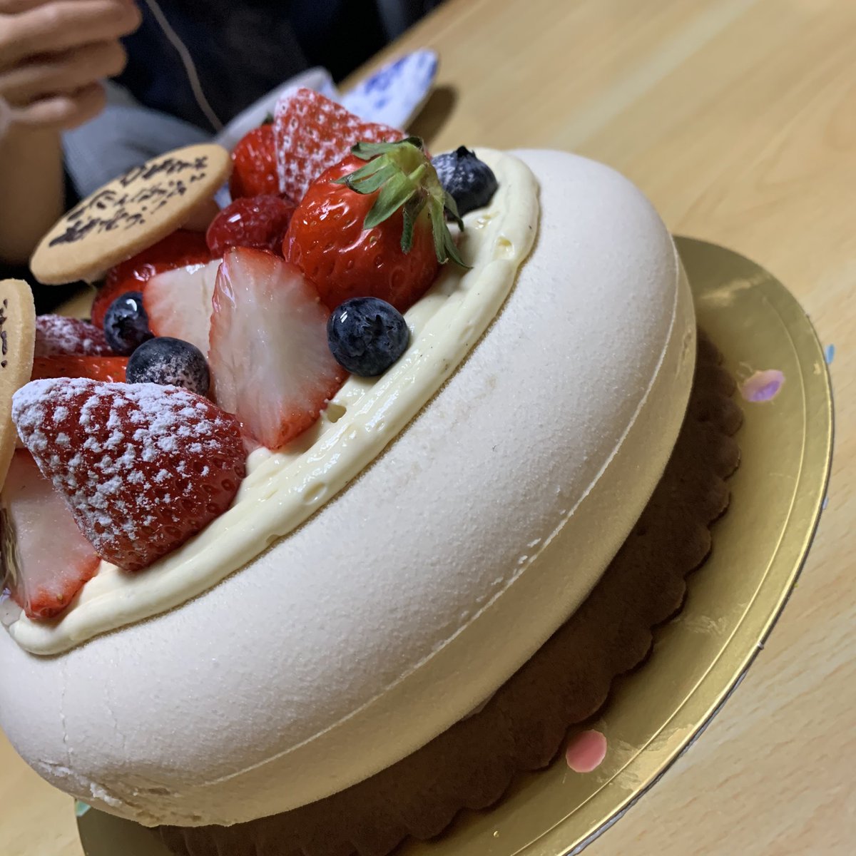 Ir広島 チーム広島 誕生日ケーキですが ストーン の形に作ってくださいました ジャスミン茶のクリームに ベリーとキャラメルナッツのクランチクッキーの層になっていて 最高に美味しいケーキでした セレステさんありがとうございました