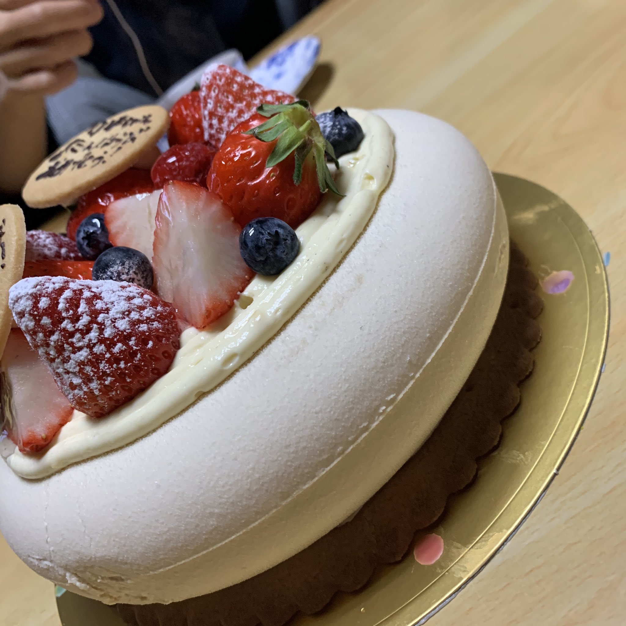 Island Roots 広島 チーム広島 誕生日ケーキですが ストーン の形に作ってくださいました ジャスミン茶のクリームに ベリーとキャラメルナッツのクランチクッキーの層になっていて 最高に美味しいケーキでした セレステさんありがとう Island Roots 広島 チーム広島 誕生日ケーキですが ストーン の形に作ってくださいました ジャスミン茶のクリームに ベリーとキャラメルナッツのクランチクッキーの層になっていて 最高に美味しいケーキでした セレステさんありがとう