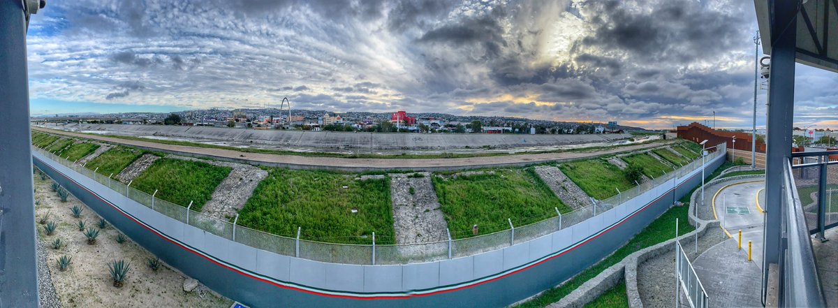 fotoleyva's tweet photo. @DeniseDresserG Por un panorama de otras alternativas. 🙏🏼🙏🏼🙏🏼✅💯 https://t.co/fOeZ2kqdSm