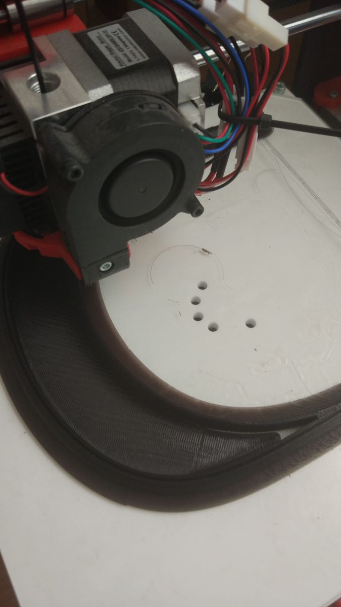UVa_es's tweet photo. Si tienes una impresora 3D, en dos horas puedes realizar una visera plana con ventilación para fabricar material de protección sanitario Se liberan los estándares europeos para que puedan fabricarse sin pagar derechos de propiedad https://t.co/4EMOGMmwcG y https://t.co/jFPtagElfi https://t.co/llOz2jZBG8