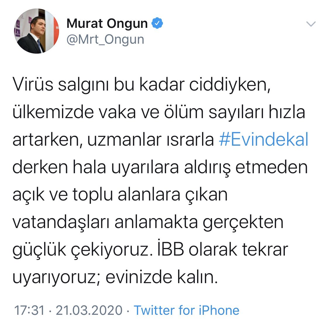 birincimucahit's tweet photo. Üç maaşlı evde kal diyor... Diğer fotoğrafta ise İBB, sabah, caddede kandil simidi dağıtıyor. İstanbul'un en talihsiz dönemi... https://t.co/msQBqr5Klr