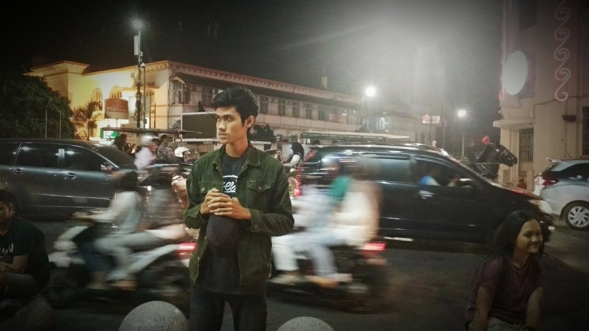 fikribudiawan's tweet photo. Semua nya menjadi tentang dirimu. Kamu tiba-tiba menjadi ada disudut manapun, ketika siang kamu adalah rembulan, ketika malam kamu adalah matahari. Cinta memang seperti itu ya, membingungkan, namun harapan nya sama-sama menerangi.
#afeksi
#malamminggu
#throwback https://t.co/jscxELtuKf