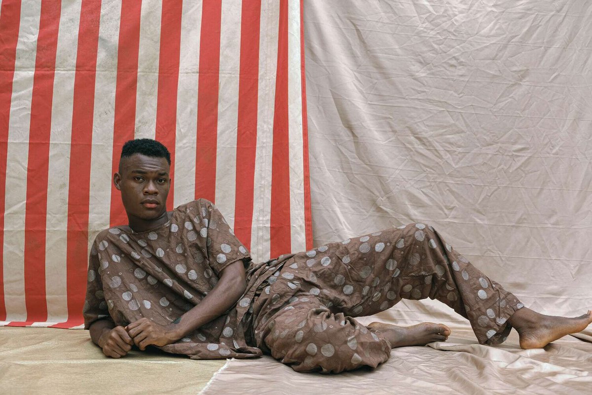 manjujournal's tweet image. Lagos-based visual artist and photographer Papa Akanni (@papaakanni) is celebrating Nigerians 90s fashion in this nostalgic visual story.
.
Photography Papa Akanni 
Styling Tobi Bolaji Idowu
Hair and Makeup Amaka Nnamdi (@divavour)