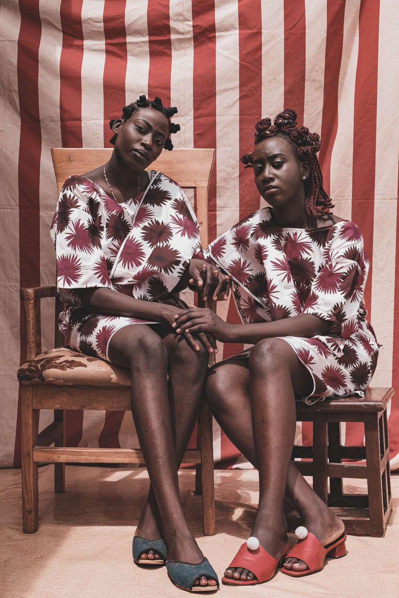 manjujournal's tweet image. Lagos-based visual artist and photographer Papa Akanni (@papaakanni) is celebrating Nigerians 90s fashion in this nostalgic visual story.
.
Photography Papa Akanni 
Styling Tobi Bolaji Idowu
Hair and Makeup Amaka Nnamdi (@divavour)