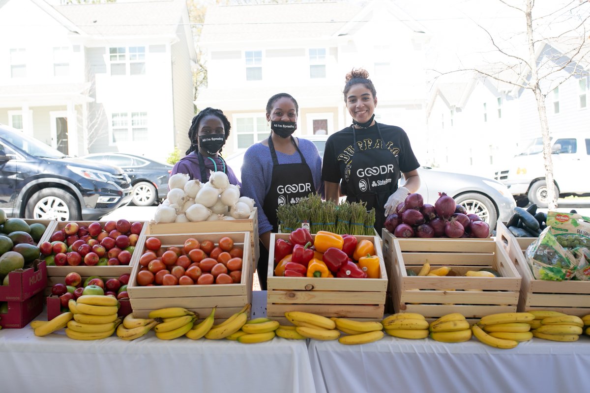 Yesterday, along with <a href="/StateFarm/">State Farm</a>, we supported <a href="/TheGoodrCo/">GoodrCo.</a> to combat food insecurity during the current COVID-19 crisis.

In three hours, we served more than 500 individuals &amp; families in our pop-up grocery store at the At-Promise Youth Center. 🙏🍎🥬

📷: on.nba.com/2xaDK0F