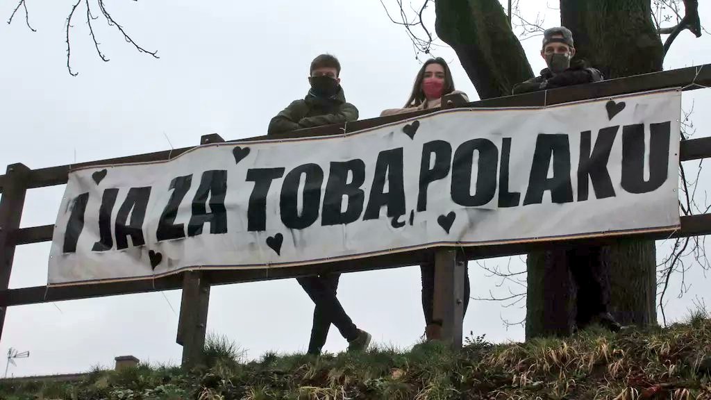 While most of the world is entering lockdown, they're putting up signs on the now-closed Polish-Czech border.

The Polish side says "I miss you, Czechs."

And the Czech side says "I miss you, Poles."

🌍

(📷 <a href="/Goodable/">Goodable</a>)