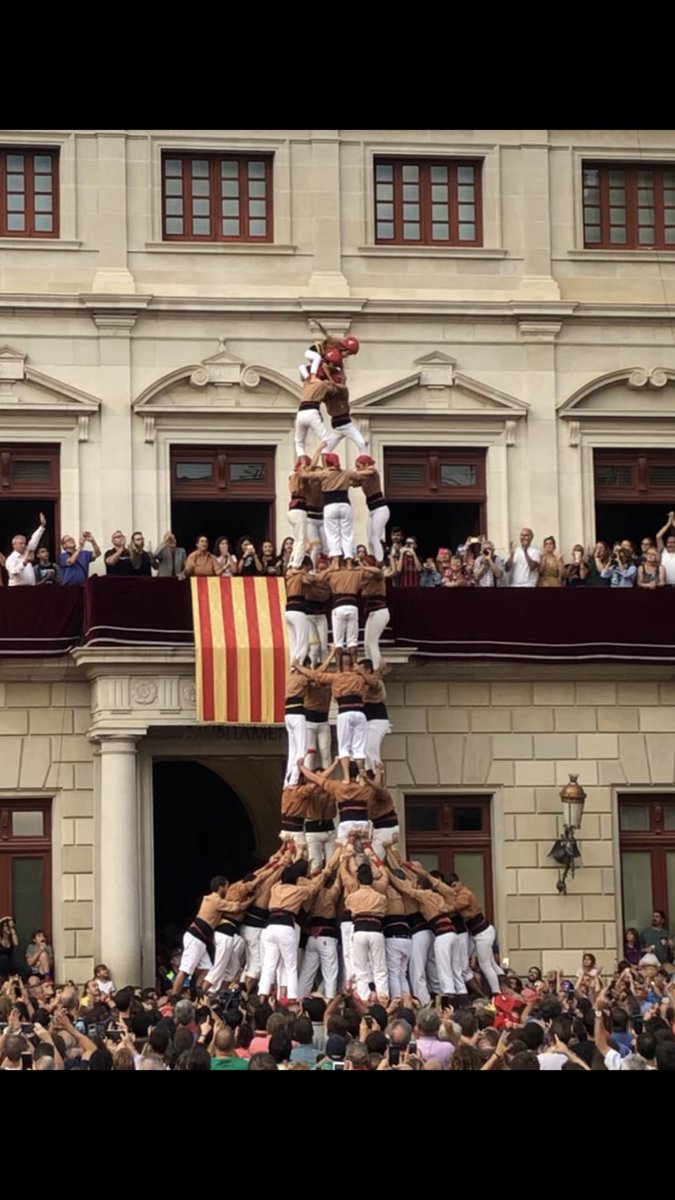 AntoniRull's tweet photo. Tanqueu els ulls @xiquets , #4d9f  Què? El veieu? Buff, la pell de gallina !!! Va fem bondat, #totsacasa  i guardem forces que aquest any el descarreguerem!!!!
Quins nervis!!! https://t.co/yEHE6Seyds
