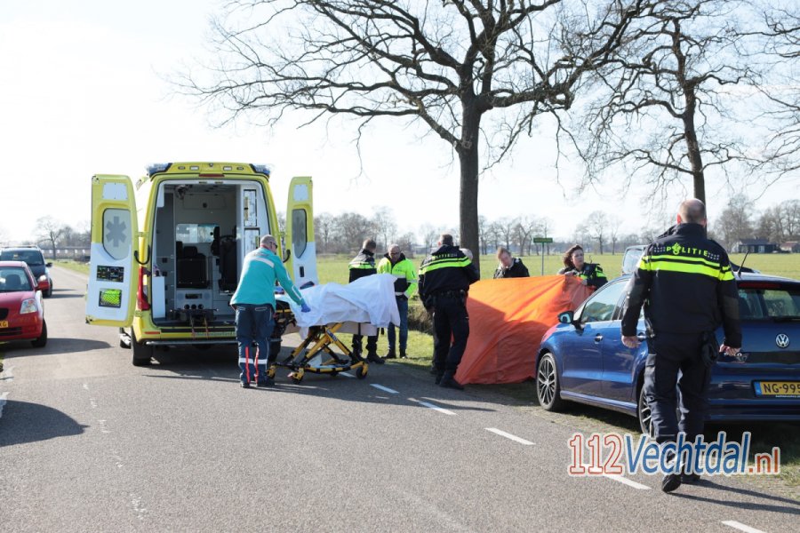 Wielrenner loopt hoofdwond op bij aanrijding met auto op de Koloniedijk in #Vinkenbuurt. 112Vechtdal.
