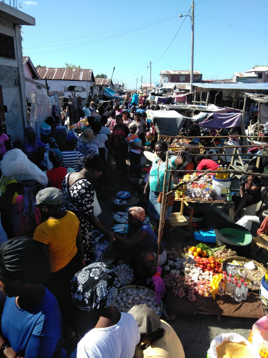 jude3xx's tweet photo. En Haiti, pour la plupart de la population, #ResterChezVous revient à dire:
Crevez plutôt du #VentreVide que du #Covid

Pour certains la seconde semble beaucoup moins cruelle.

Photo: Marché Gves 21/03/2020 https://t.co/QzXfUCDUqD https://t.co/Rrdq7bSv3j
