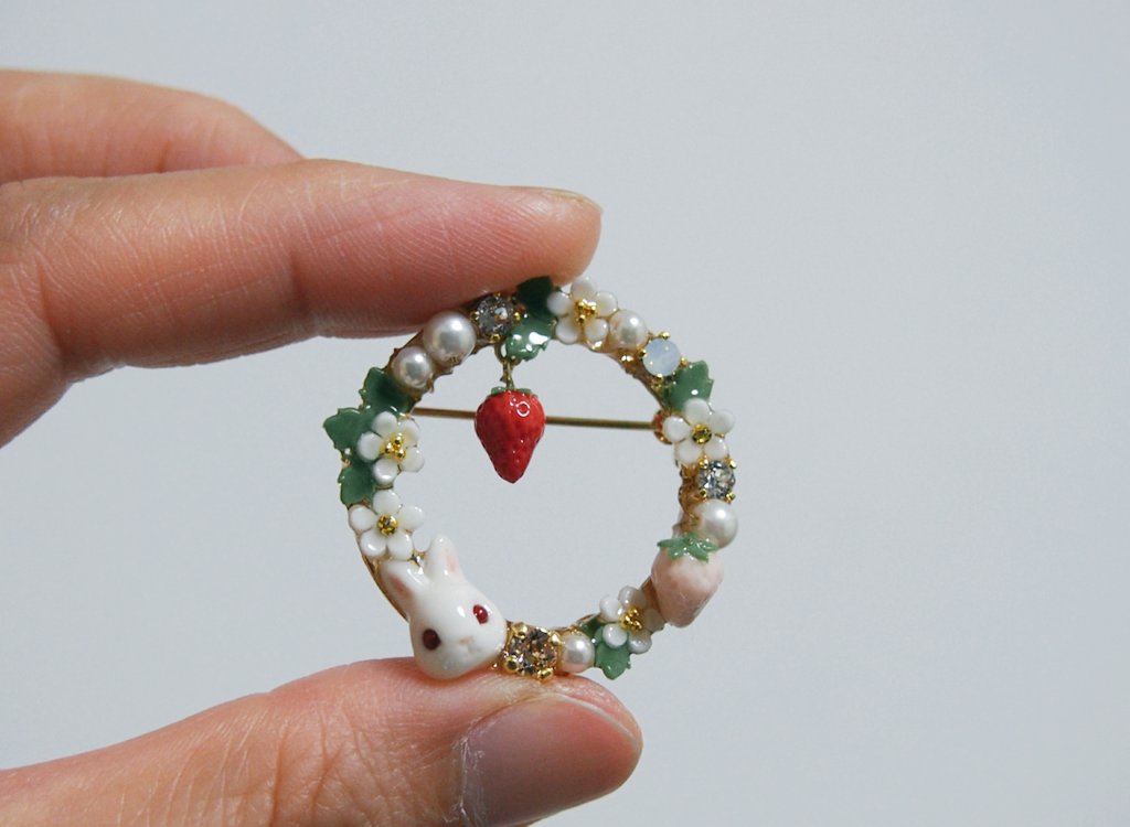 リースブローチ