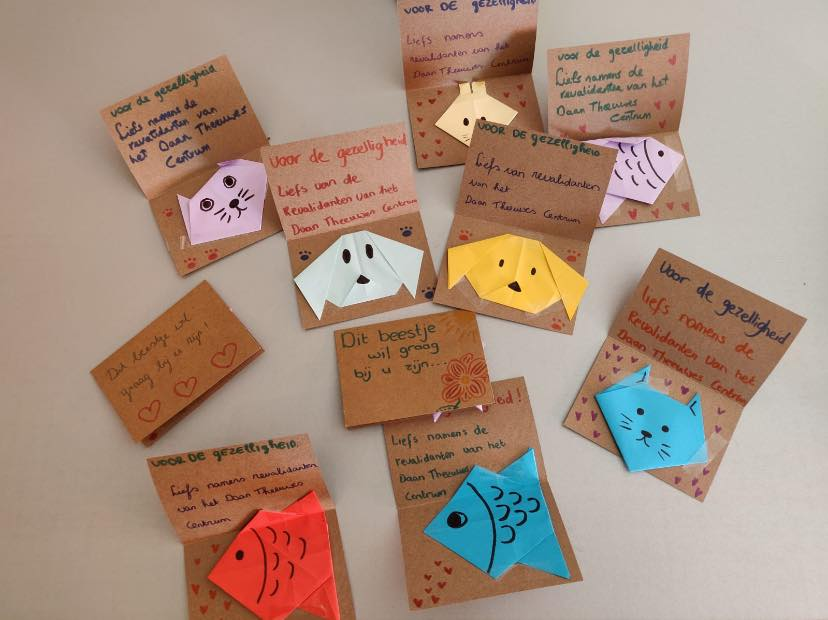 Ook al is het bezoek aan onze revalidanten zelf beperkt, ze hebben toch vandaag heel mooie kaartjes gemaakt voor ouderen in verpleeghuizen die helemaal geen bezoek mogen krijgen. Om hen te laten weten dat ze niet vergeten worden. Trots op onze revalidanten!