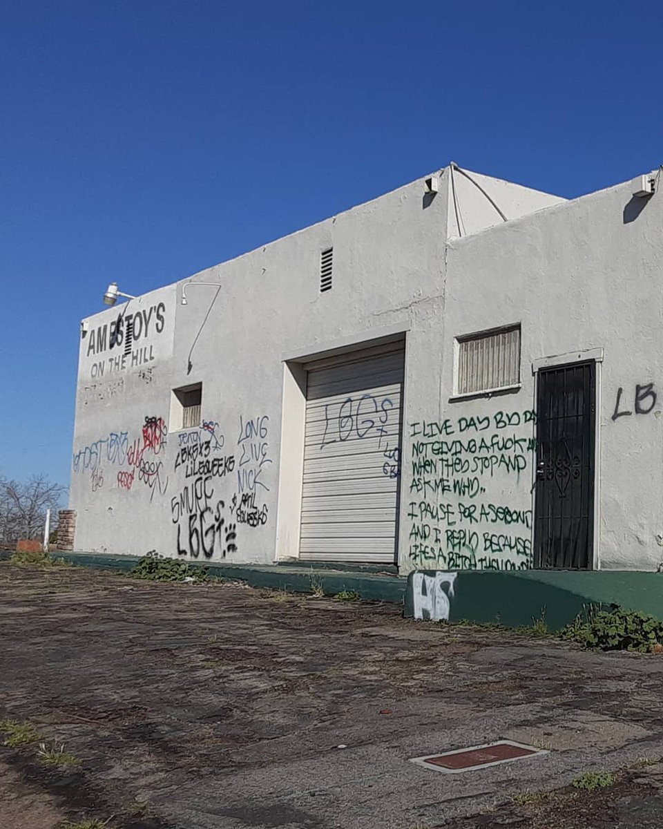 covida19st's tweet photo. March 20, 2020
#bakersfieldfoxtheater 
#amestoysonthehill 
#downtownbakersfield 
#eastbakersfield 
#quarantine 
#stayhome 
#coronavirus
#burnmyeye 
#storyofthestreets
#lastcall https://t.co/oOAwUJGYc8