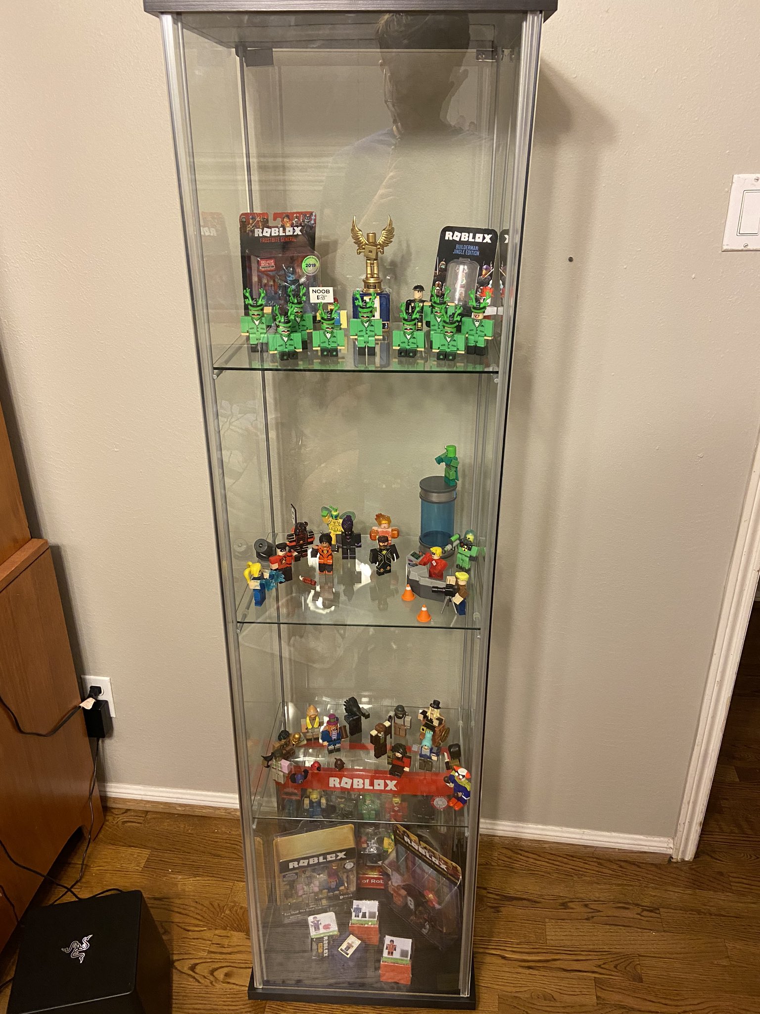 Luke Tesarek On Twitter Finally Got Some Free Time Last Night So My Sister And I Set Up This Display Case For All My Roblox Toys In My Room Https T Co Z8v712dlie - old shelf roblox