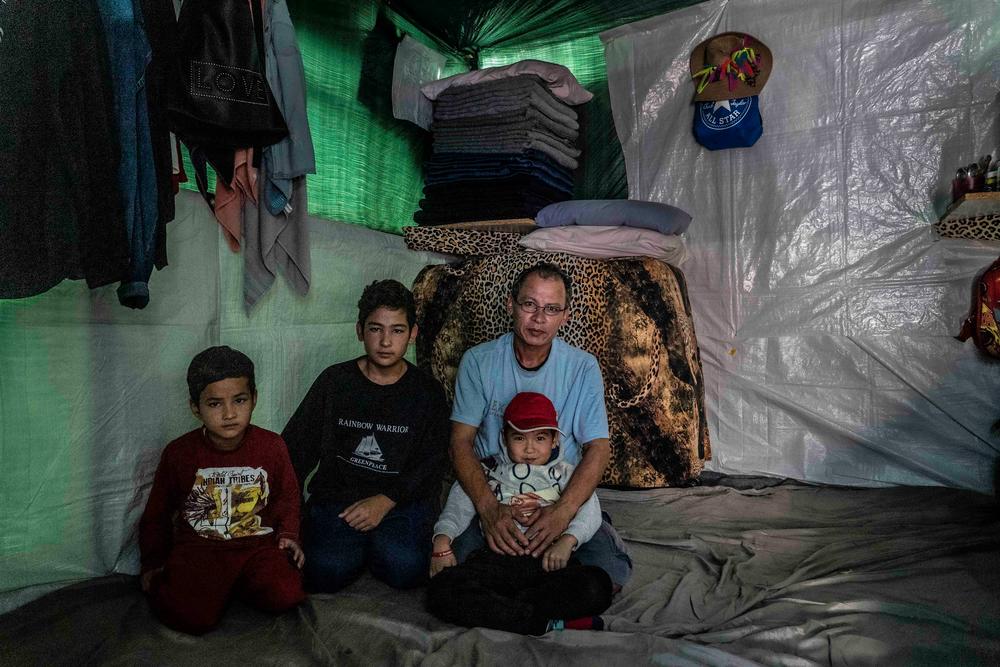 MSF_Espana's tweet photo. Los campos de refugiados en Grecia 🇬🇷 son una bomba de relojería. 

🚰 Hay un grifo de agua cada1.300 personas

🧼 No hay jabón

🔸 Las personas viven hacinadas

En estas condiciones, sería imposible contener un brote de #COVID19. Deben ser evacuados YA.

https://t.co/FUBkKs5gln https://t.co/2XKu5ypwgP