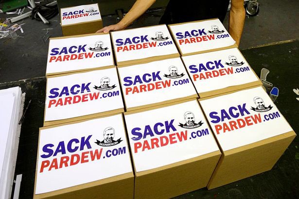 craigh1307's tweet photo. No changes at half time, 4 down, total joke. Anyone help me hand these out next home game ? #nufc #newars #sackpardew https://t.co/2ZFk8b4muQ