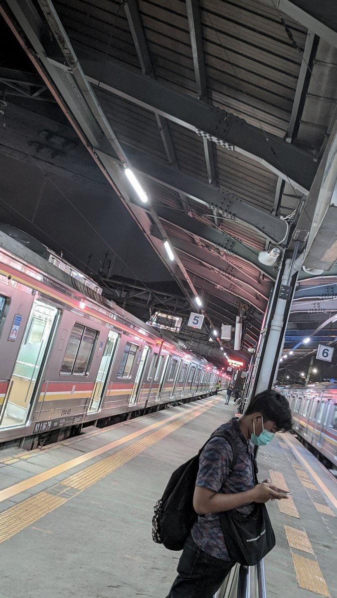 riyan_triyana's tweet image. Baru liat notif, ternyata banyak yang nanyain filter ini, yaudah sekalian share disini aja hehe, ini ngeditnya pake Lightroom Mobile 

[ THREAD PRESET NEON LIGHT ]