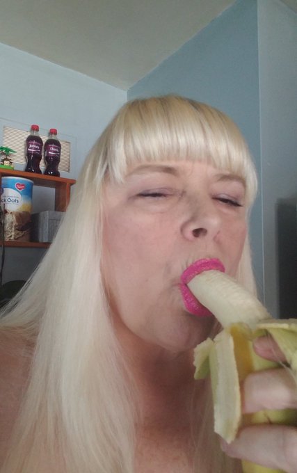 Who of my friends are staying home?What are you doing?Who wants to Skype with me? https://t.co/PsfQS