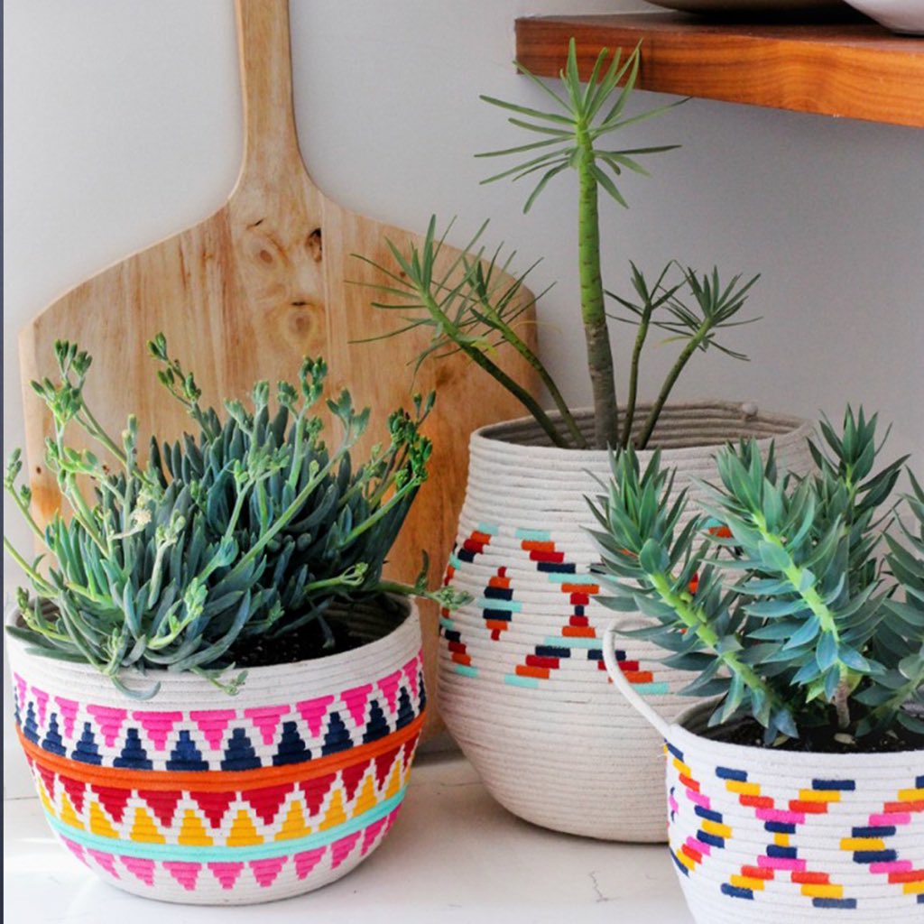 doblandoe's tweet photo. ❤ ! Hola Creativos ! ❤
Continuamos con la campaña #yomequedoencasa y por eso Hoy te doy una idea sencilla que podremos realizar para decorar nuestros CESTOS o CANASTAS  de cuerda de algodón con un ESTILO ÉTNICO
Sigue los pasos que son muy sencillos síguenos en #youtube https://t.co/s2mtGx2Z0H
