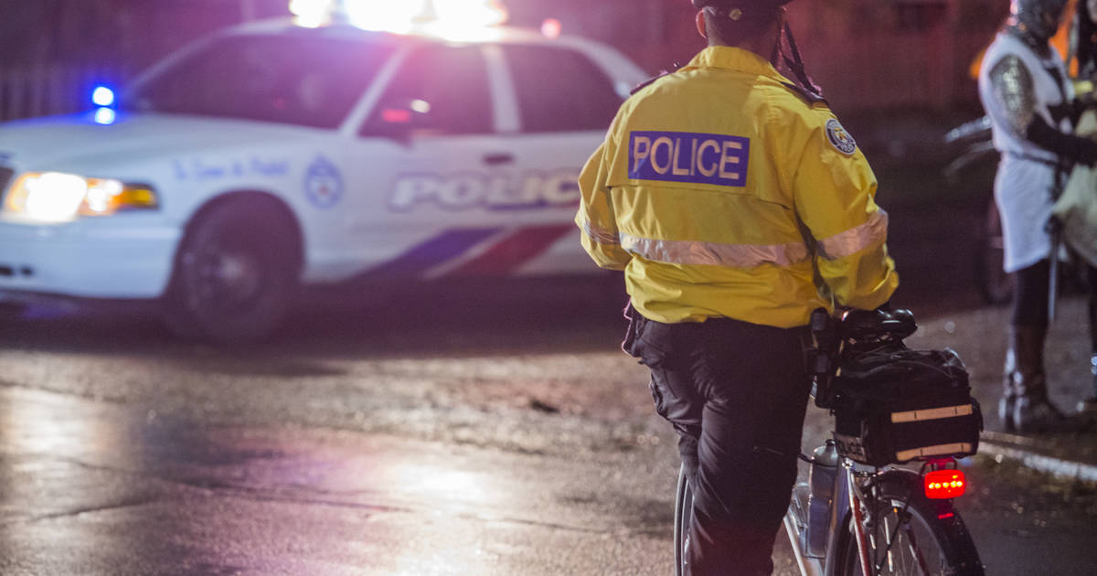 blogTO's tweet photo. Police will issue fines up to $500K to those who violate no gatherings more than 50 person rule https://t.co/krQxcdmKHd #Toronto #SocialDistancing https://t.co/6FWv8dhC8h