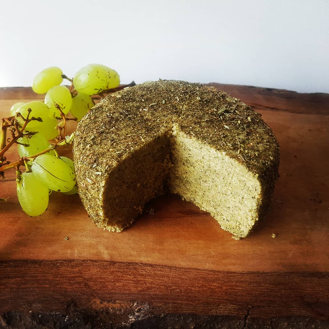 Zor98765's tweet photo. Queso vegano con hierbas provenzales
#CuarentenaPorLaVida
#COVIDー19
#quesovegano
#vegancheese
#Noqueso
#tofu
#sinlactos
#diaryfree
#sincrueldad
#crueltyfree
#veganoschile
#intolerantes
#intoleranciasalimentarias
#organico
#soja
#alimentacionsaludable
#Felicidad
#Amor
#Chile https://t.co/QQqyP4773c