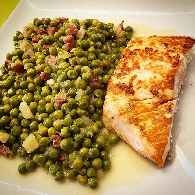 blancolang's tweet photo. Aprovecha estos días para comer bien y apuntarte al @realfooding. No te atiborres, y no, ahora el tiempo no es una excusa. .
.
@academia.realfooding @maestro_realfooder #comebien #comesano #tiempodecuarentena #cuarentena #guisantesconjamon #salmon #healt… https://t.co/T8CnUx1V8G https://t.co/C3kHTbrkev