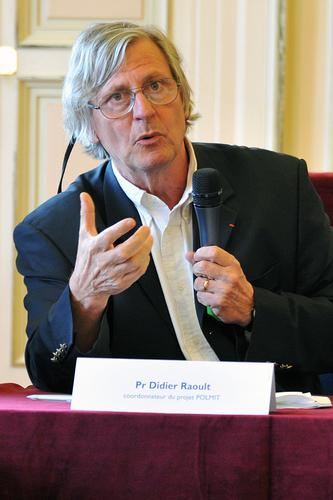 JeReinforme's tweet photo. Le Pr Didier Raoult est très intrigant.

Que s'est-il passé dans sa vie pour qu'il se mette à son âge à arborer ce look de boomer New Age portant une imposante bague en forme de crâne? https://t.co/6vTdLJXB60