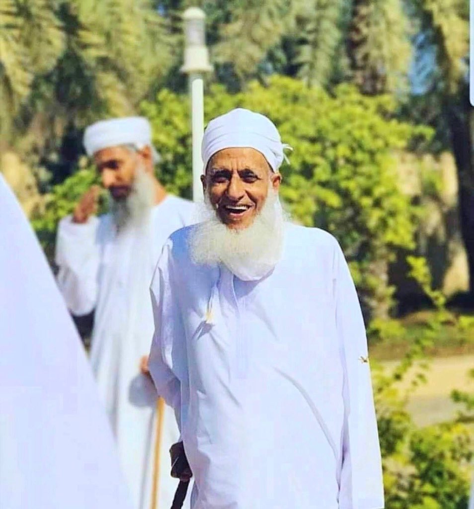 أيهزَلُ هذا الدهـرُ أم جَدَّ جِـدُّهُ
وهل سَرَواتُ المجدِ فيهِ مغانِمُ

وهل عَرْقهُ وجـهَ السَّرِيِّ نقيـبةٌ
تُزِينُ ؟ وهل بَخْسُ الكرامِ مكارمُ