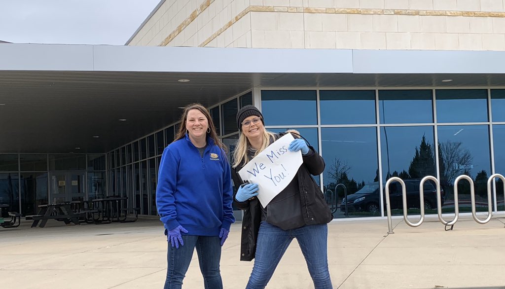 Service with a smile! Thanks for making today’s distribution so easy, and safe, parents! And thanks to the hardest working team in education for making it all happen. #SAFERaidersRise <a href="/DougSunnyvale/">Doug Williams</a> <a href="/SHS_Sentinel/">SHS Sentinel</a> <a href="/smslearns/">smslearns</a> <a href="/SunnyvaleInt/">Sunnyvale Intermediate School</a> <a href="/SunnyvaleES/">Sunnyvale Elementary</a>