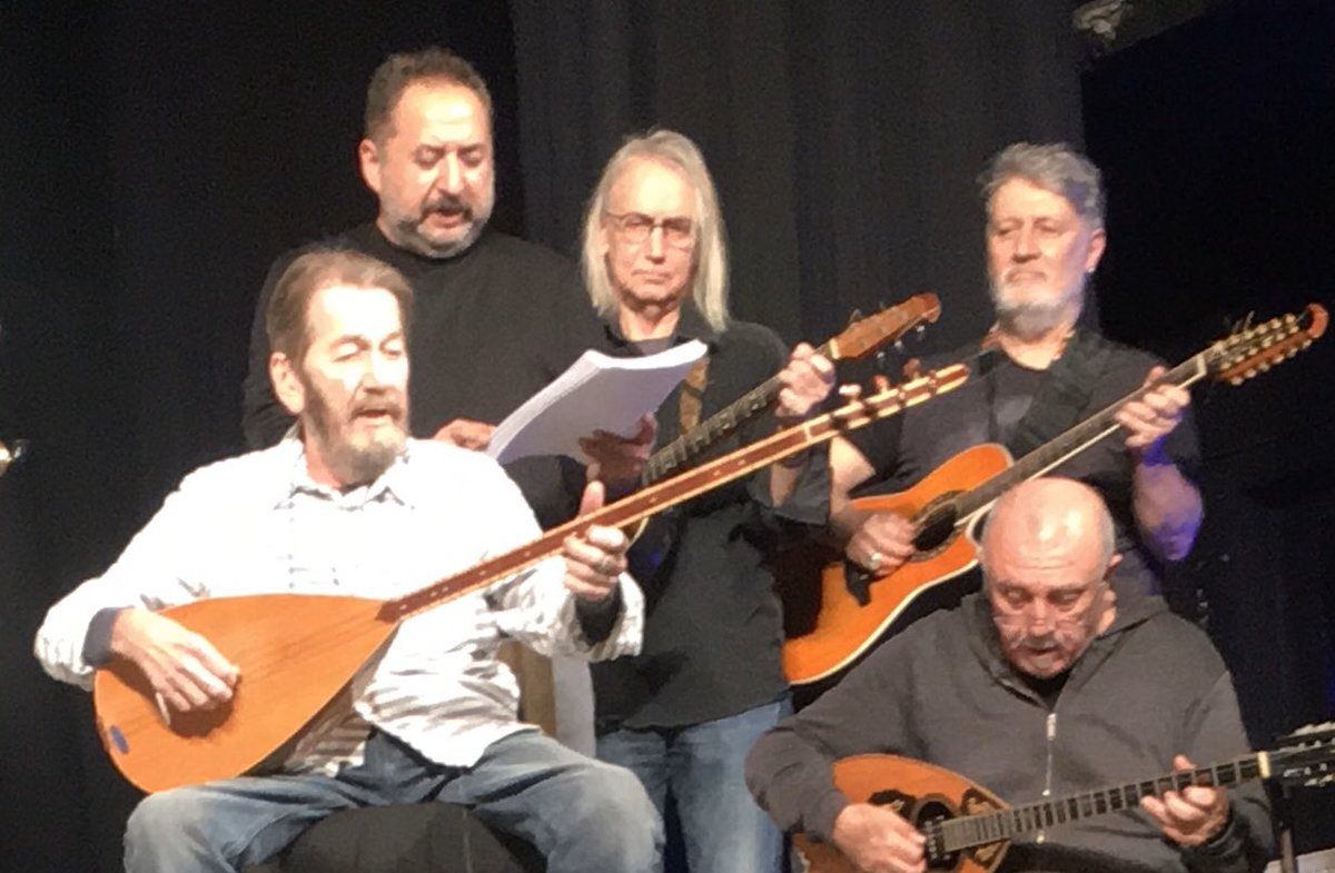 Daha bir hafta önce gülüyorduk şarkılar söylüyorduk.Bu acelen ne Levent...Değerli oyuncu dostum Levent Ünsal’ı kaybettik...