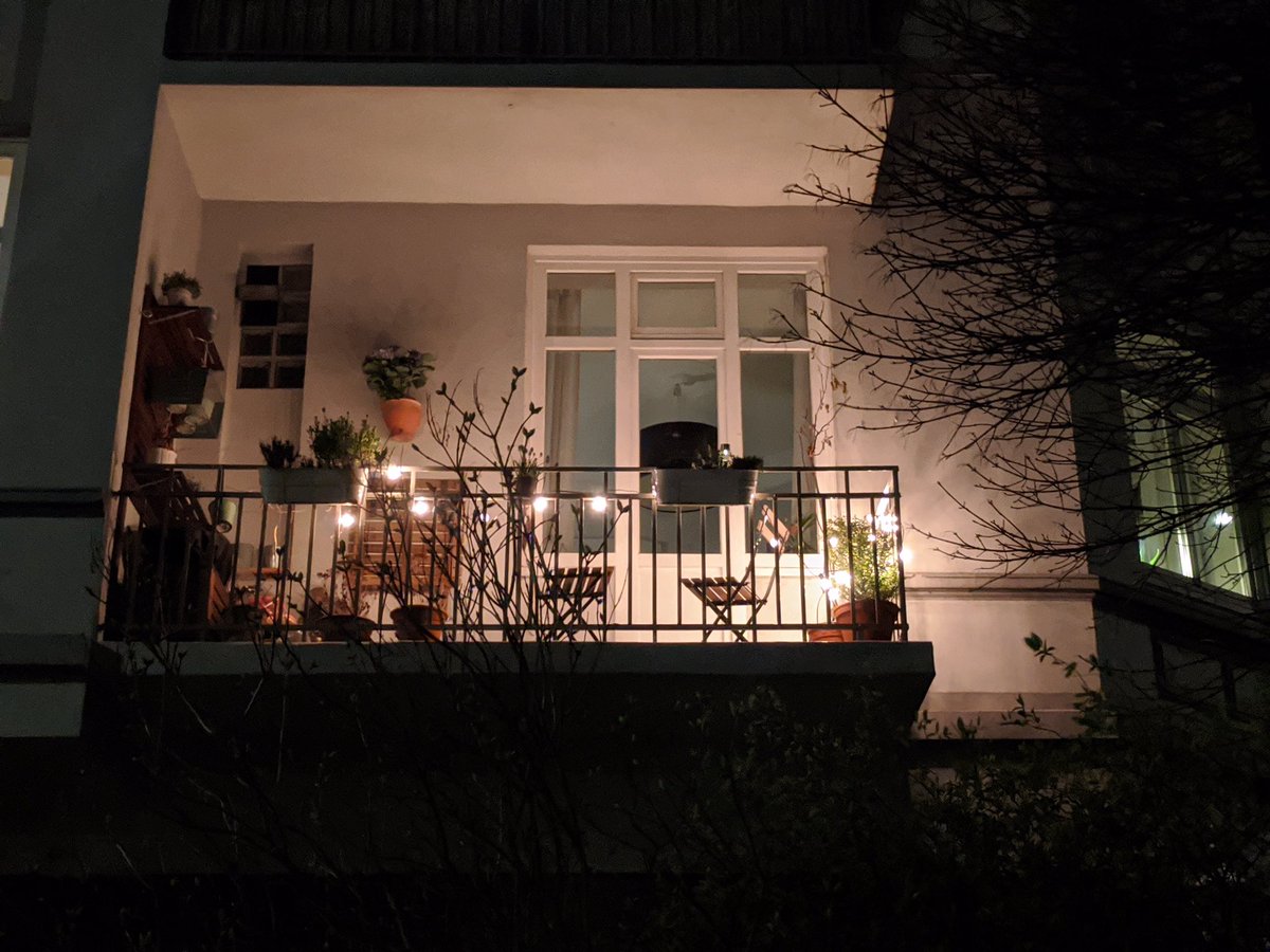Lichterketten wieder rausholen - Licht in dunkle Zeiten bringen! Auch in Hamburg leuchten die ersten Balkone. Einen gesegneten Sonntag zu Hause! 

#wirbleibenzuhause #bleibtgesund #LightsForLife