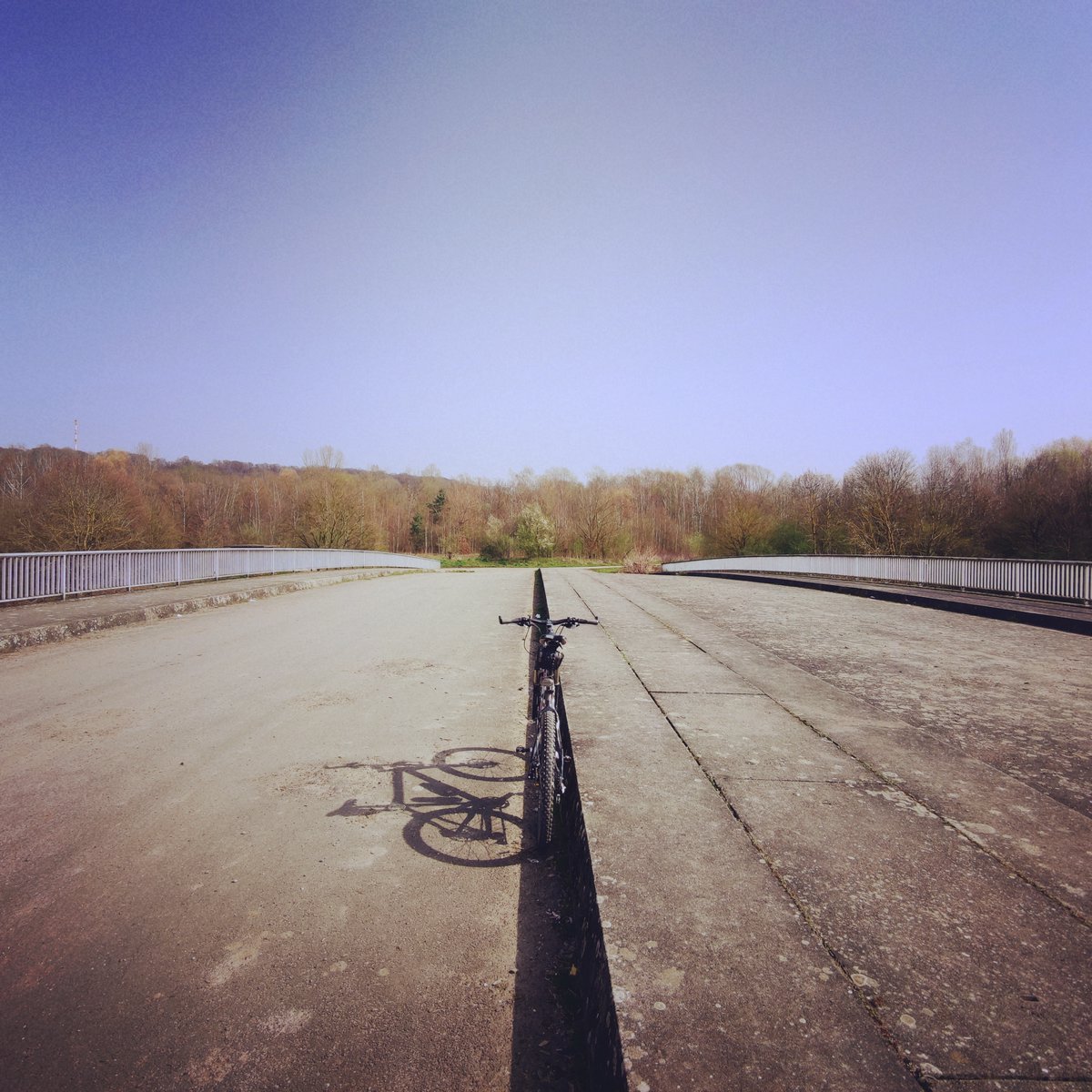 baiki_eu's tweet photo. Nicht nur wegen #corona Auf dieser 4-spurigen🌉über die Saar ist nichts los denn sie führt seit ihrem Bau in den 70ern einfach so ins Nirgendwo👍🙈
https://t.co/u1hOShPXjk

#soloride #staysafe #fahrrad #allein #radweg #beton #saarland #saarbrücken #baiki #hältdeinzeug #startup https://t.co/2FugBPRils