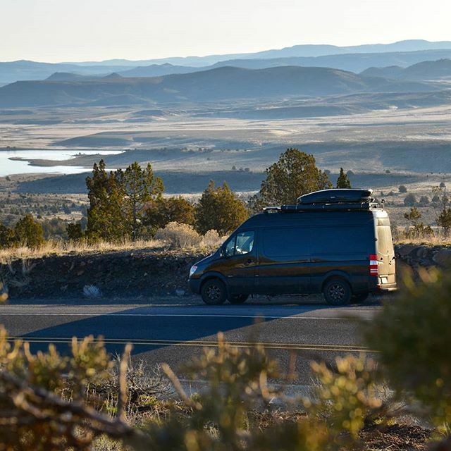 HudakDave's tweet photo. Good morning from quarantine in the middle of Oregon. No corona out here 😷 #SocialDistance #Nowhere #AdventureRig #GnarMobile #Wander #Wanderlust #Nomad #DigitalNomad #FreeSpirit #VanLife #Oregon #Basin https://t.co/NCpNNDknVQ https://t.co/7jd4F3HwAx
