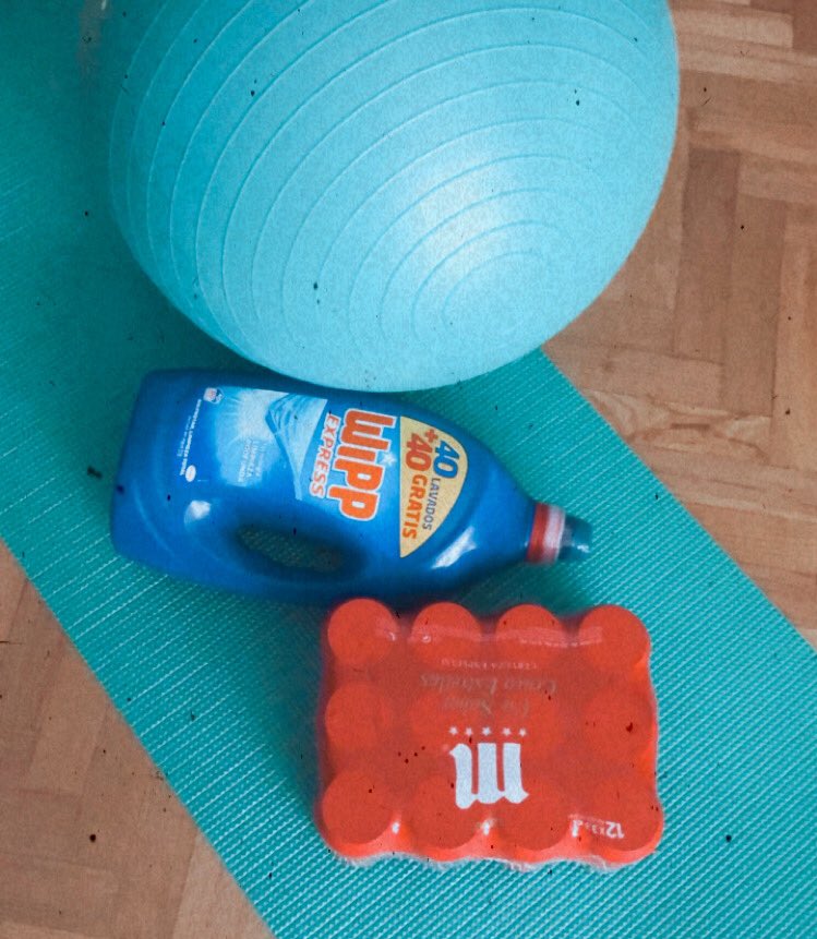 Lucipun's tweet photo. Mis sesiones de entrenamiento estos días de encierro son patrocinadas por #WippExpress y @mahou_es 

Mahou, mi cumpleaños es dentro de una semana. Puedes enviarme más packs sin problema. https://t.co/etawazVxs5