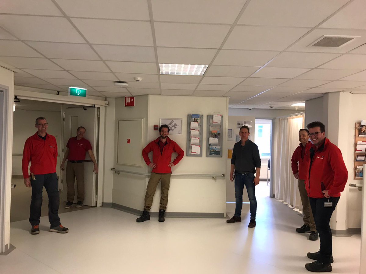 Al een week werken deze collega's in het Sint Antonius Ziekenhuis in Sneek om alles ‘coronaklaar’ te maken. Zaterdagochtend was er weer een klus te klaren. Zonder probleem stonden er 3 extra timmermannen klaar. Diepe waardering! #Vitaleberoepen #Trots