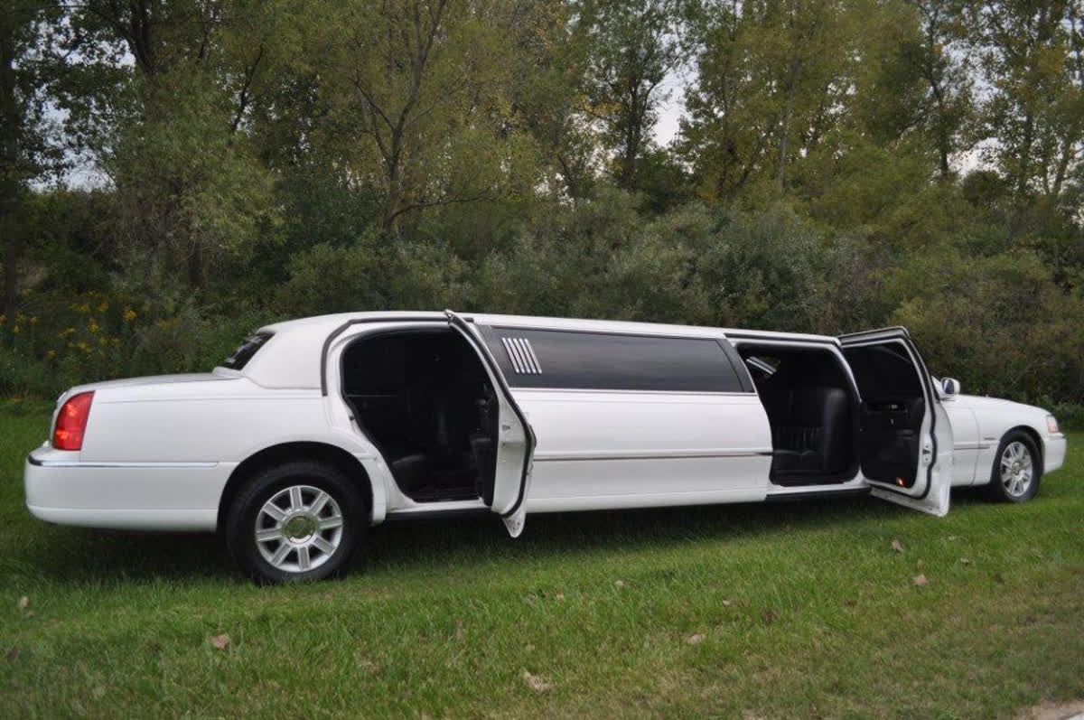 CarlsonLimo's tweet photo. The Carlson Limo difference:  Style, service &amp; Luxury. Everything else is just a taxi. Call to book today: 847-515-1111 https://t.co/ONdvJT42SR