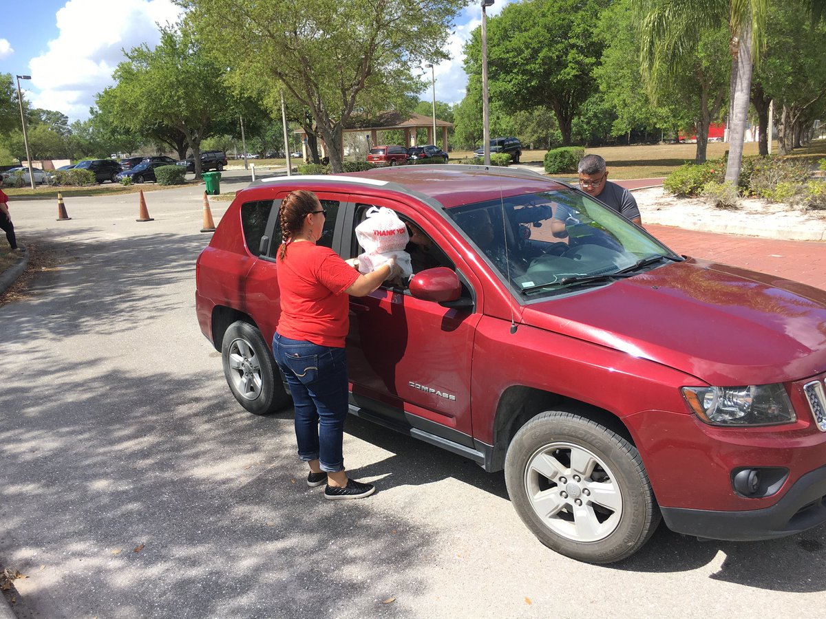 509HopeCircle's tweet image. 1,000 hot meals from @jonesezbbq distributed to families in Immokalee. We are grateful for &amp;amp; inspired by philanthropic partners like Debbie &amp;amp; Bill Toler who step forward to create these opportunities to help families. 
#Immokalee #BetterTogether #DriveThru @PathwaysEarlyEd RCMA