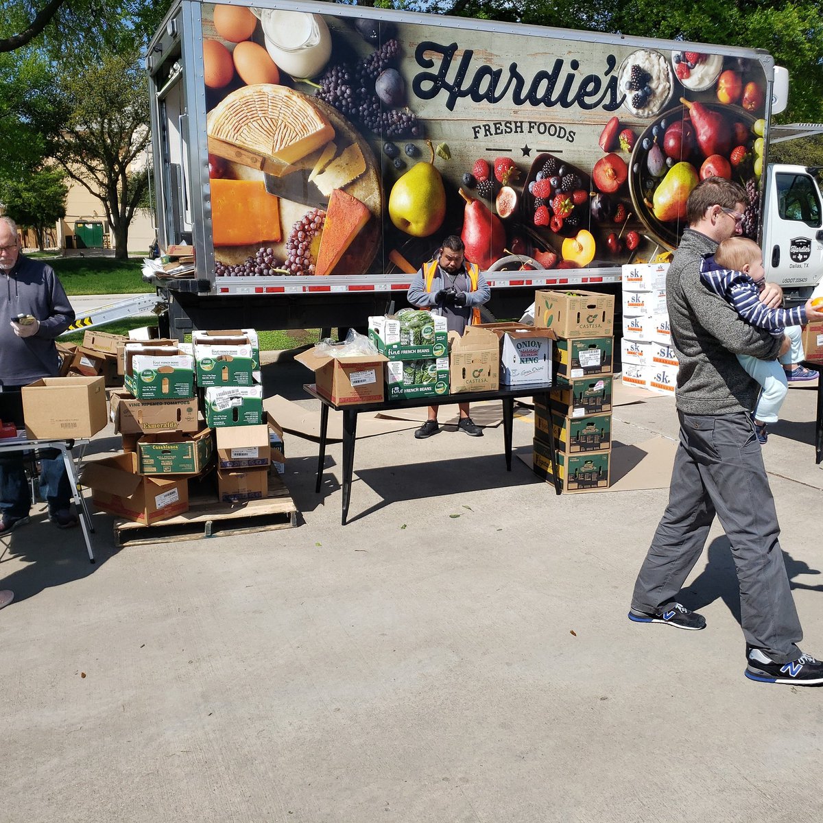 TeamFriendlyNTX's tweet photo. Live here at the Hardies Farmers Market in front of the Luby's Ft Worth at 820 and Beach. $20 a box.  Fresh veggies and fruits, milk and eggs, juices.  Come get yourself a box and maybe someone who can't get out of the house.  We have to help each other. https://t.co/9OKttkfZFV