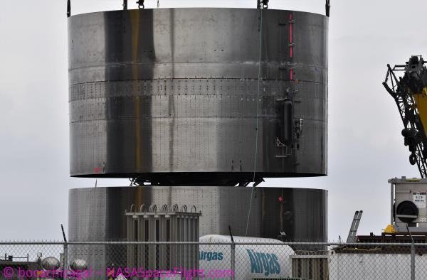 SN3 stacking operation was performed this morning at SpaceX Boca Chica. The aft section gained a couple more rings. 🤩🚀
<a href="/NASASpaceflight/">NSF - NASASpaceflight.com</a> 

forum.nasaspaceflight.com/index.php?topi…