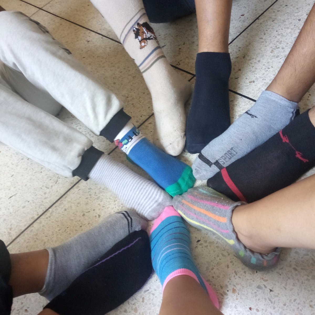 mabel17samgus's tweet photo. Me uno con mi familia a esta iniciativa. #DíaMundialdelSíndromedeDown #MediasDeDistintoColor #Inclusion #EducacionEspecial #CromosomaExtra #t21challenge https://t.co/1OiUzEzmd7