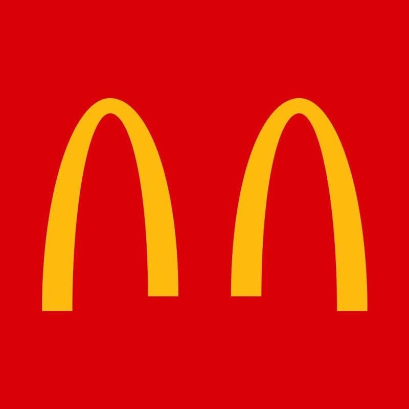 BrandOffOn's tweet photo. CocaCola y McDonald’s cambian sus logos para concienciar sobre la necesaria distancia social para combatir el #coronavirus https://t.co/JQTuH6qgKz