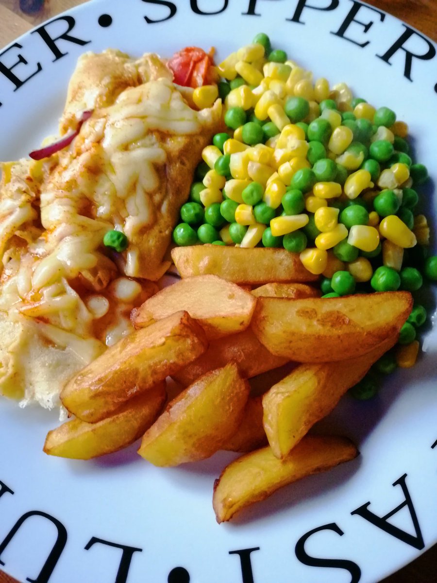 sheilawink's tweet photo. #nofoodbought
#usingwhatihave
#nopanicbuying
1 egg, drop of milk, white, red and spring onion, yellow, orange, red cherry toms, sprinkle of cheese, homemade chips and frozen veg! It was bloody lovely! 😘 https://t.co/vh0hBhpw6F