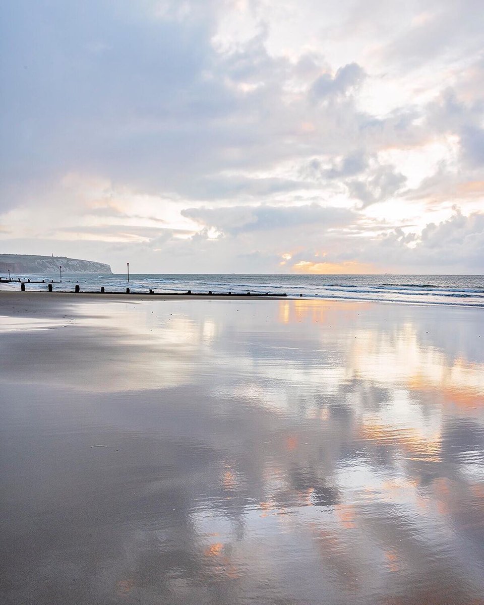 Have you been to Sandown yet?

The main town beach stretches all the way along the Esplanade where it meets with Yaverland Beach, which is regarded as one of the Isle of Wight’s best beaches!

📷 grahamcustance
📍 Sandown