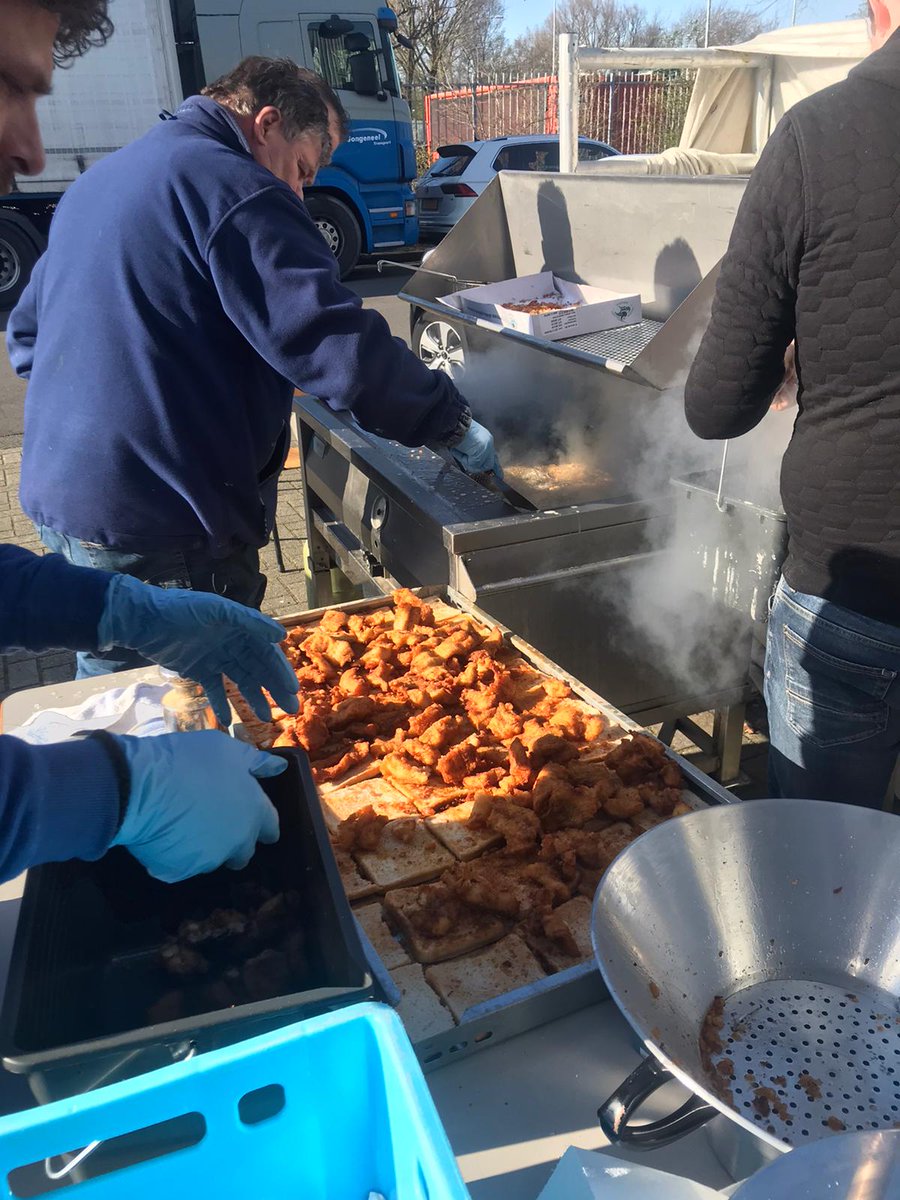 KvvQuickBoys's tweet image. 💙 Vanmiddag hebben de mannen van Tifosi QB maar liefst 800 porties kibbeling geschonken aan verzorgingstehuizen in Katwijk, Rijnsburg en Oegstgeest. Klasse!! 💙