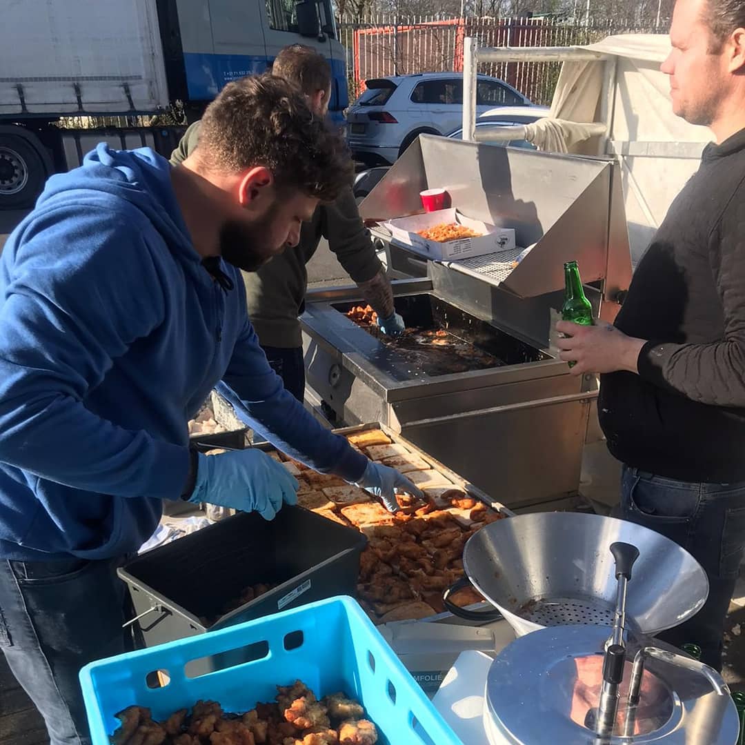 KvvQuickBoys's tweet image. 💙 Vanmiddag hebben de mannen van Tifosi QB maar liefst 800 porties kibbeling geschonken aan verzorgingstehuizen in Katwijk, Rijnsburg en Oegstgeest. Klasse!! 💙