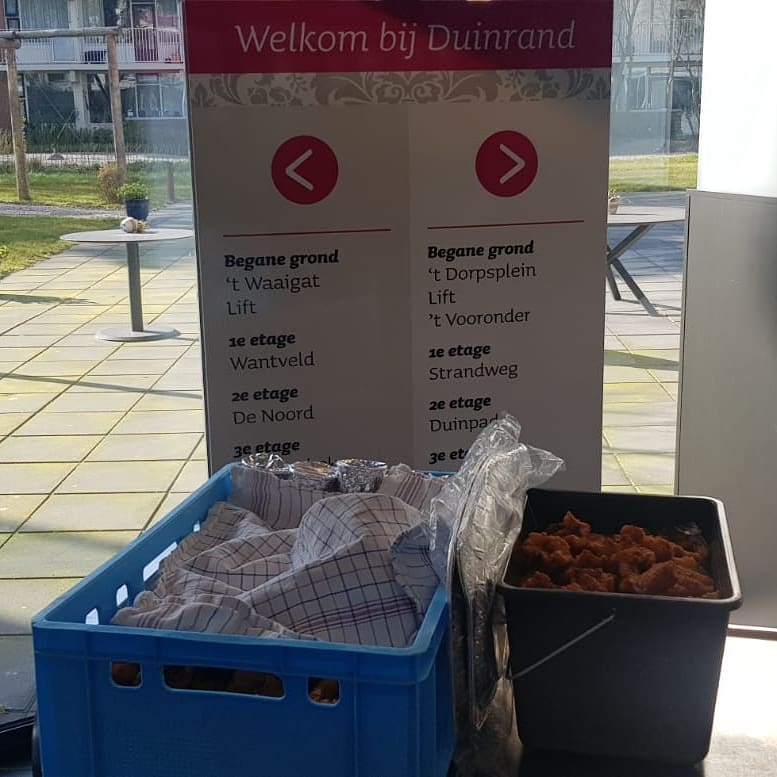 KvvQuickBoys's tweet image. 💙 Vanmiddag hebben de mannen van Tifosi QB maar liefst 800 porties kibbeling geschonken aan verzorgingstehuizen in Katwijk, Rijnsburg en Oegstgeest. Klasse!! 💙