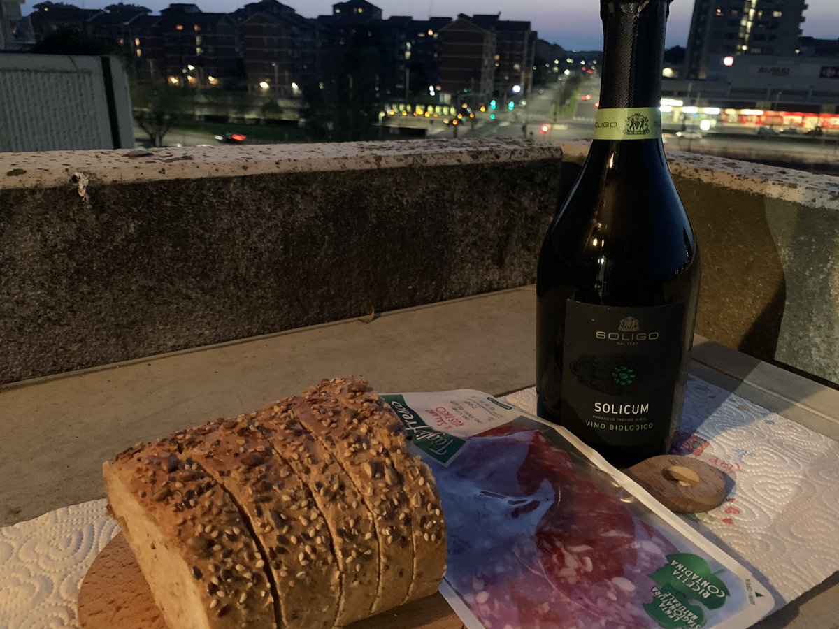 arditopiave1915's tweet photo. Visto le buone notizie di oggi, esco x aperitivo ... #prosecco #porndrink #ragazzoalcolizzato (@articolo3ntino) #salame #elsalamsuperelnas (x intenditori) #pornfood #soligo #solicum https://t.co/gVMSF3xuJZ