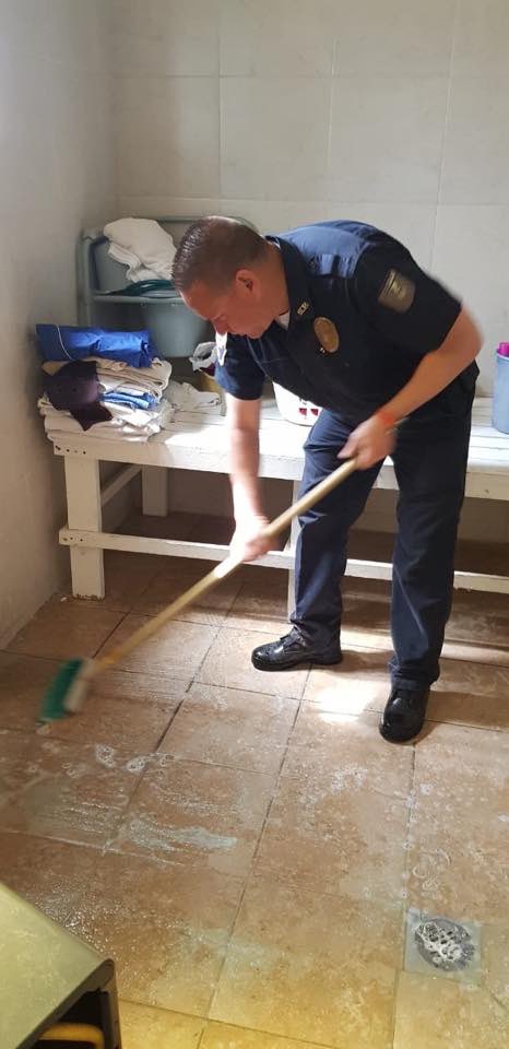 LadelNortee's tweet photo. Les platico que en Chihuahua los policias realizaron limpieza en el asilo “Rincón del amor” para prevenir el #Covid_19 ♥️♥️🥰 #FelizSabado https://t.co/ubSHF0xkjF
